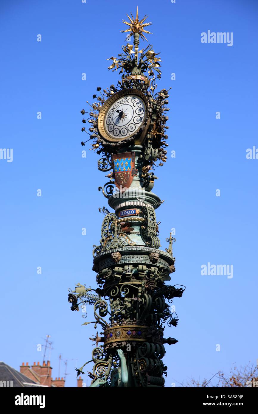 Francia, regione Hauts-de-France, dipartimento somme, Amiens, Horloge Dewailly (orologio), Place Marie-Sans-Chemise, rue des Sergents. Recente ricostruzione dell'orologio eretto nel 1896 dall'architetto Emile Ricquier su Place Gambetta. Nel 1940, la statua fu smantellata e tolta di mezzo per proteggerla dai bombardamenti. La colonna che rimase in posizione fu trovata ben dopo la guerra, in una terra desolata, dislocata e arrugginita. Solo la statua dello scultore Albert Roze è originale. Il nuovo orologio fu costruito nello stesso modo dall'architetto Francesco Vasselle e inaugurato il 31 dicembre 1999. No Foto Stock