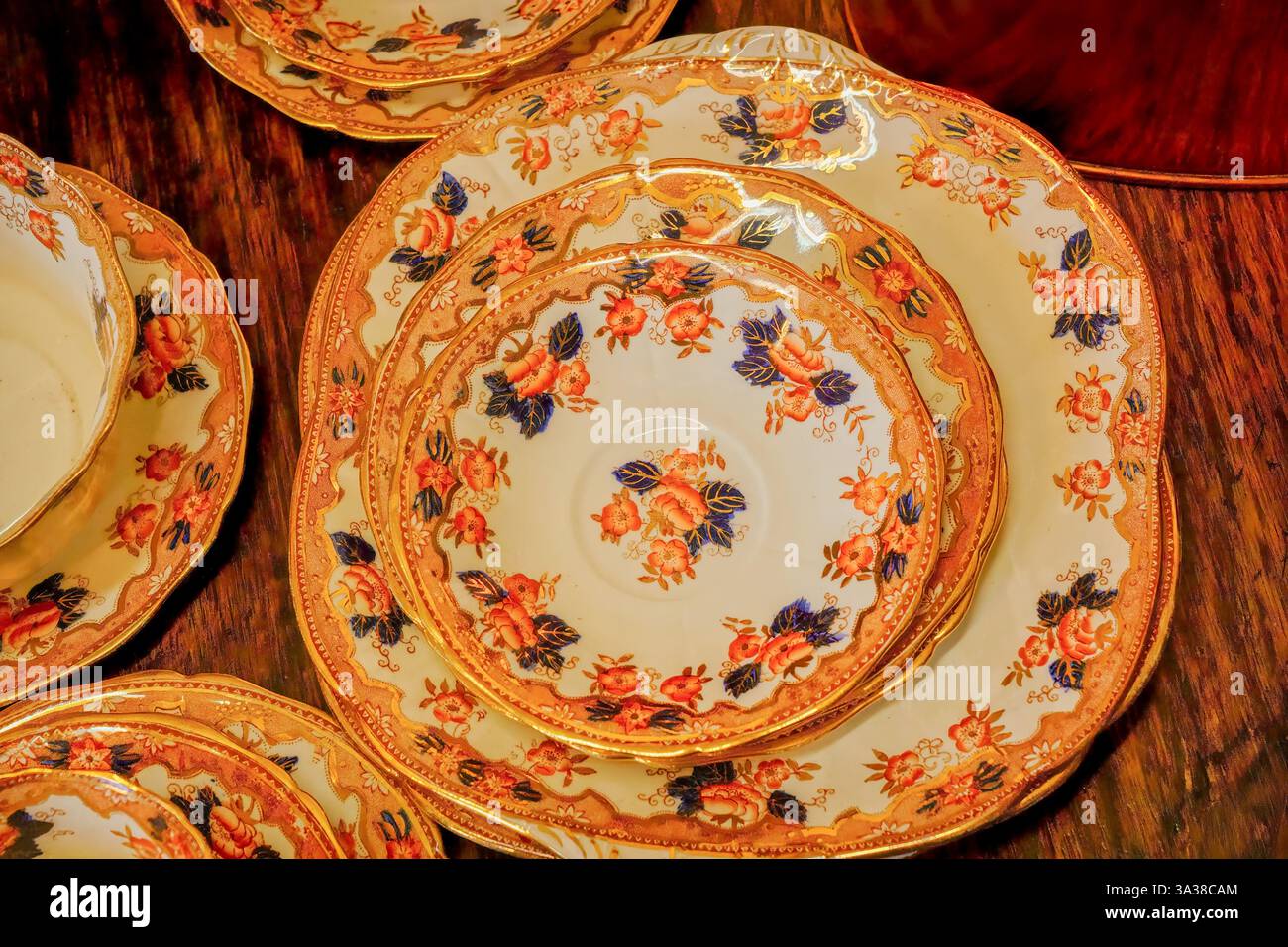 Il set perfetto di stoviglie cimellate aggiunge calore vintage alle cucine rustiche. Foto Stock