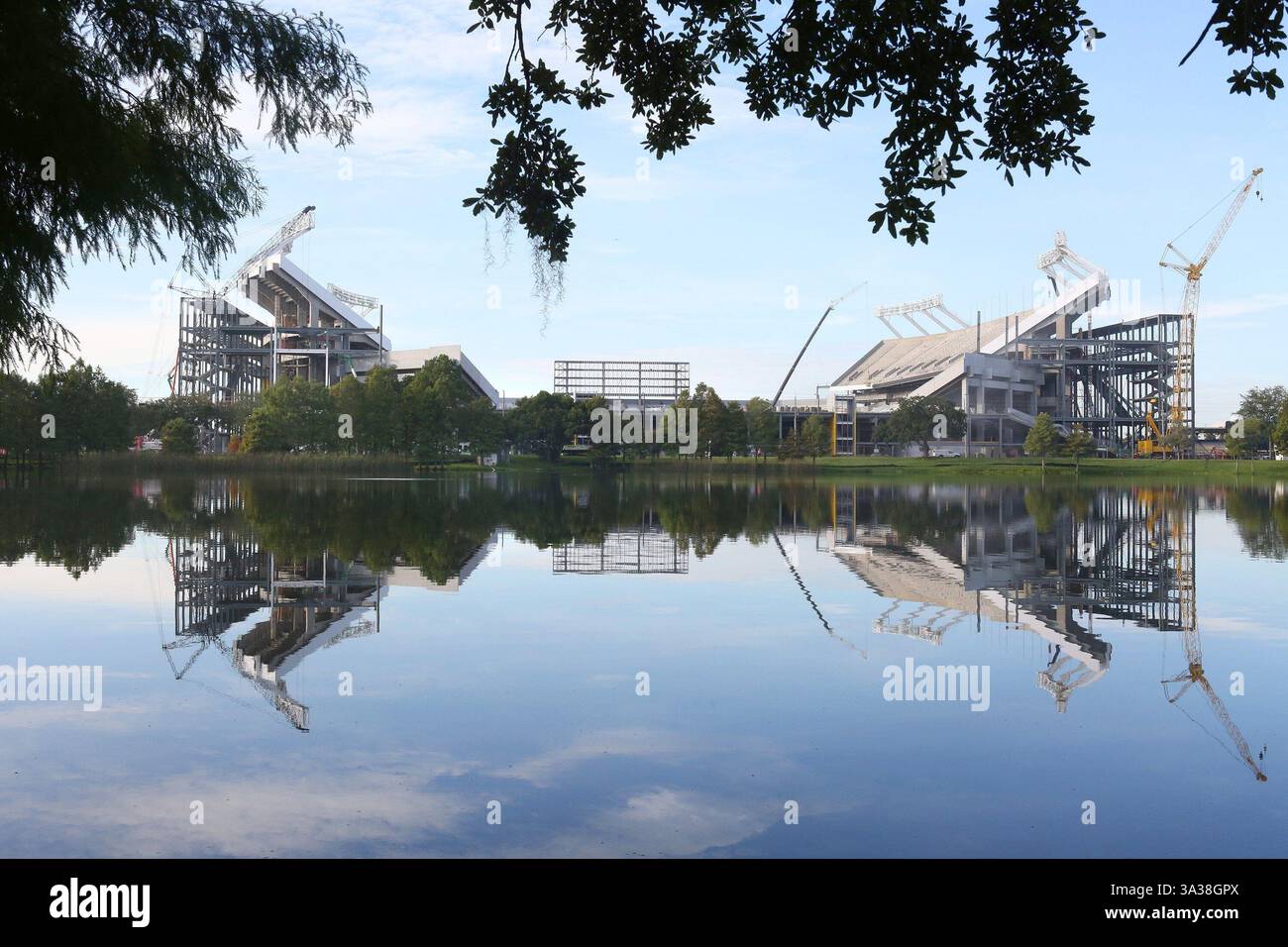 4 settembre 2014 - Orlando, Florida, USA - gli equipaggi stanno lavorando alla costruzione del Citrus Bowl il 5 settembre 2014 a Orlando. Lo stadio si riflette nel vicino lago Lorna Doone. (Immagine di credito: © George Skene/MCT/ZUMA Wire) Foto Stock