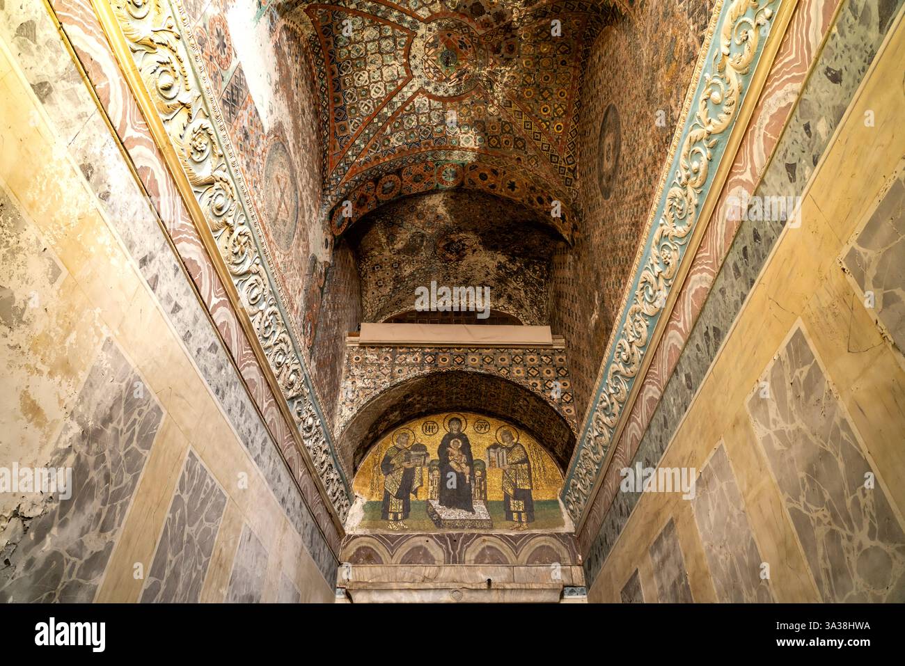 Stiftermosaik mit Maria, Kaiser Justinian und Kaiser Konstantin in der Hagia Sophia oder Sophienkirche, ehemalige byzantinische Kirche und Museum in i Foto Stock