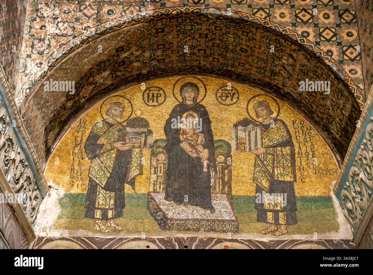 Stiftermosaik mit Maria, Kaiser Justinian und Kaiser Konstantin in der Hagia Sophia oder Sophienkirche, ehemalige byzantinische Kirche und Museum in i Foto Stock