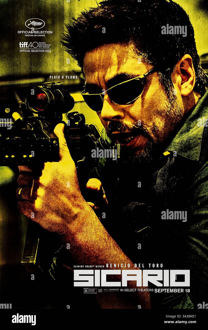 Sicario (2015) diretto da Denis Villeneuve e interpretato da Emily Blunt, Benicio del Toro e Josh Brolin. Un avvincente thriller criminale che segue un agente idealista dell'FBI si è arruolato per aiutare nell'escalation della guerra contro la droga lungo il confine tra Stati Uniti e Messico, dove moralità e giustizia si confondono. Fotografia di un poster originale a 2015 caratteri USA ***SOLO PER USO EDITORIALE***. Credito: BFA / Lionsgate. Foto Stock