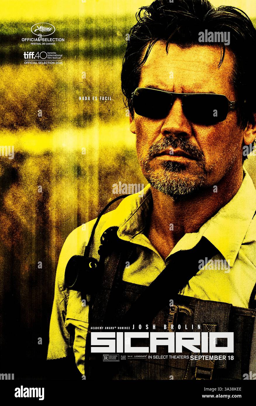 Sicario (2015) diretto da Denis Villeneuve e interpretato da Emily Blunt, Benicio del Toro e Josh Brolin. Un avvincente thriller criminale che segue un agente idealista dell'FBI si è arruolato per aiutare nell'escalation della guerra contro la droga lungo il confine tra Stati Uniti e Messico, dove moralità e giustizia si confondono. Fotografia di un poster originale a 2015 caratteri USA ***SOLO PER USO EDITORIALE***. Credito: BFA / Lionsgate. Foto Stock
