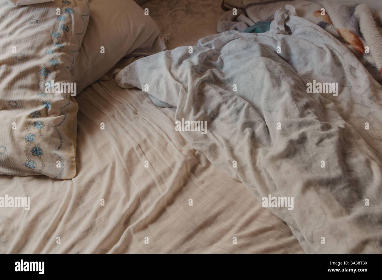 Camera intima con letto non realizzato Foto Stock