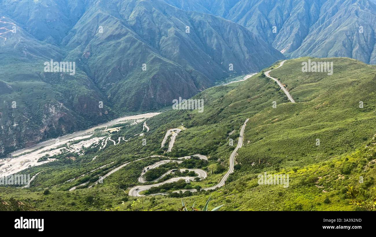 Curve autostradali in montagne verticali del Chicamocha Canyon, vista sul fiume e sulle montagne, Travel Concept Foto Stock