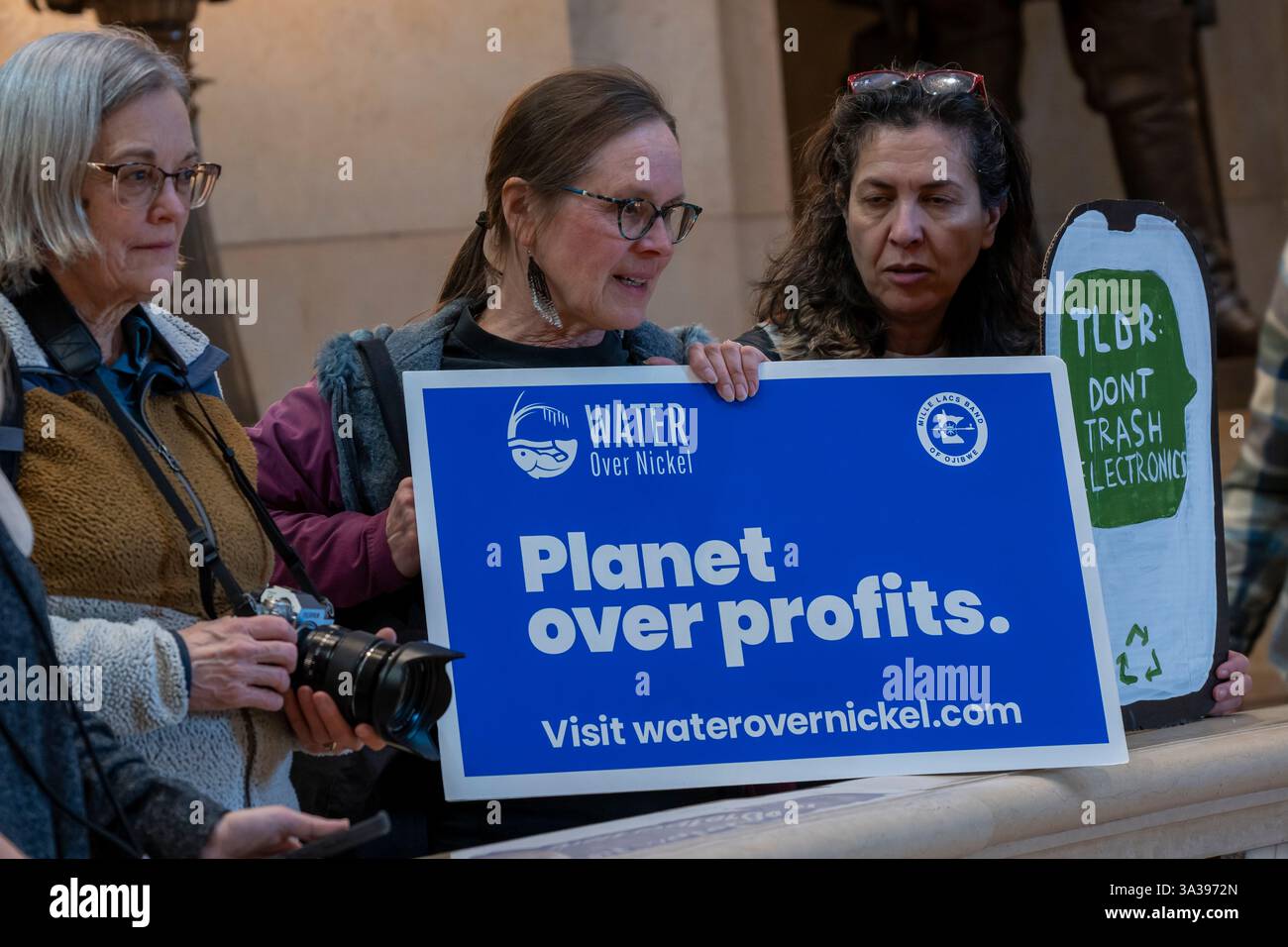 St. Paul, Minnesota. campidoglio. Il Rise and Repair Rally è una dimostrazione di forza per i movimenti di giustizia climatica e diritti indigeni a Minneso Foto Stock