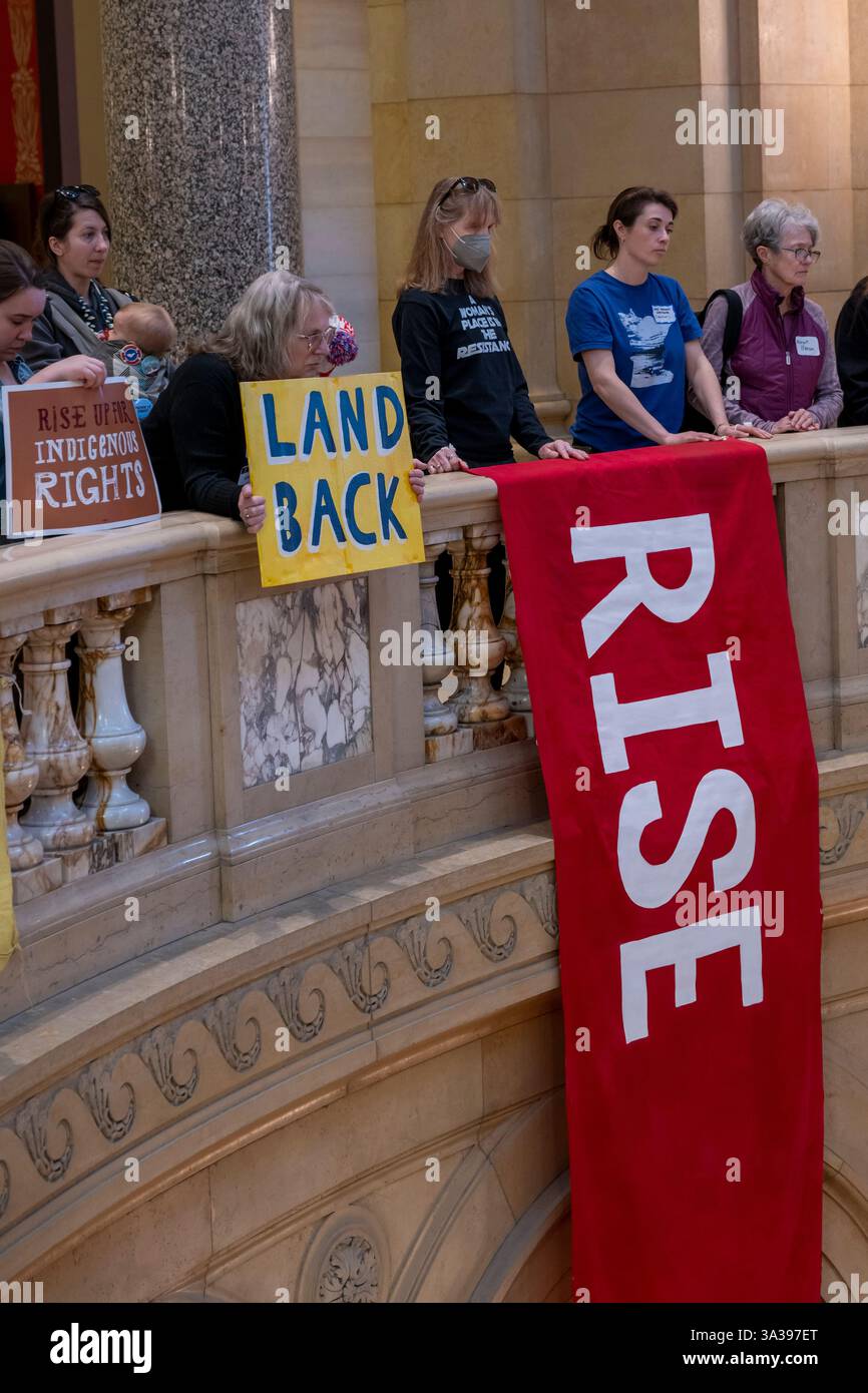 St. Paul, Minnesota. campidoglio. Il Rise and Repair Rally è una dimostrazione di forza per i movimenti di giustizia climatica e diritti indigeni a Minneso Foto Stock
