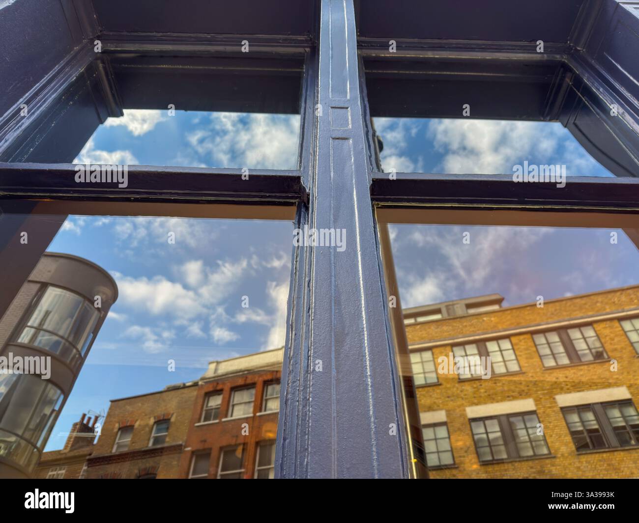 Edifici urbani e cielo riflesso in vetro della finestra – dettaglio architettonico Foto Stock