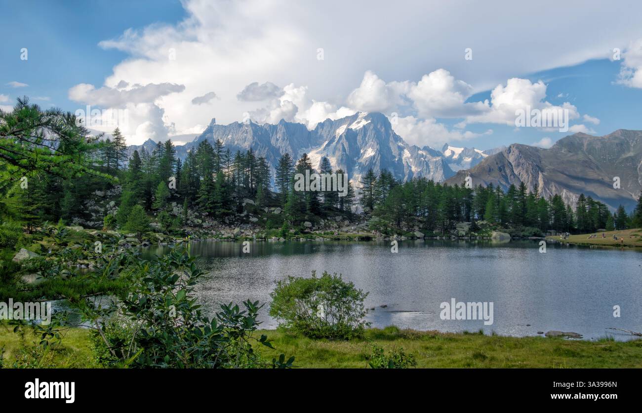 Lago d'Arpy o lago Arpys vicino a Morgex, un bacino lacustre della Valle d'Aosta, Italia Foto Stock
