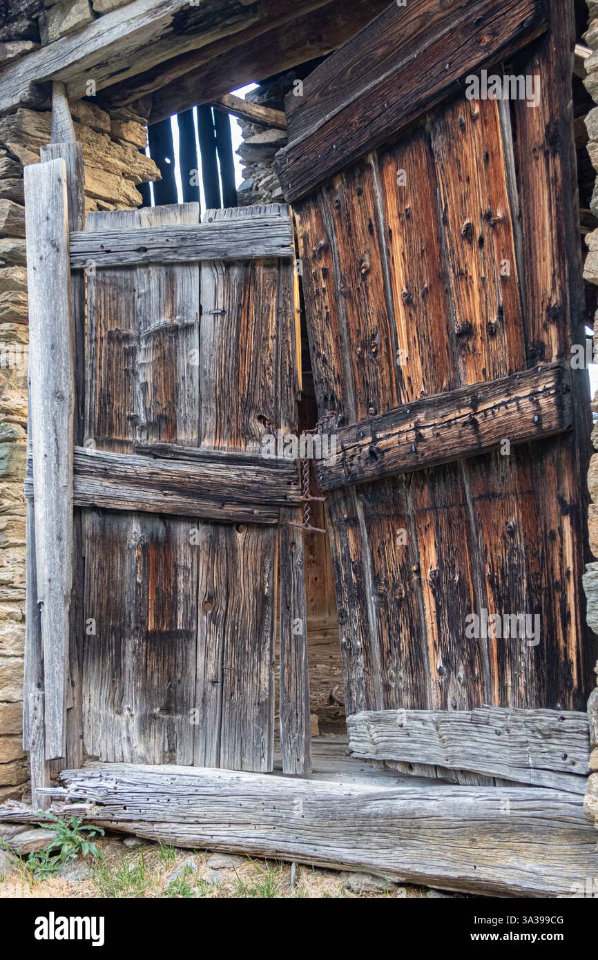 Vecchie porte di legno a Les Combes, Valle d'Aosta, Alpi occidentali, Italia nord-occidentale Foto Stock