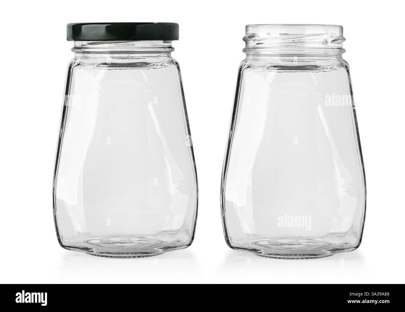 Due vaschette di vetro vuote isolate su sfondo bianco, una con tappo nero e una aperta Foto Stock Due vaschette di vetro vuote isolate su sfondo bianco, una con tappo nero e una aperta Foto Stock