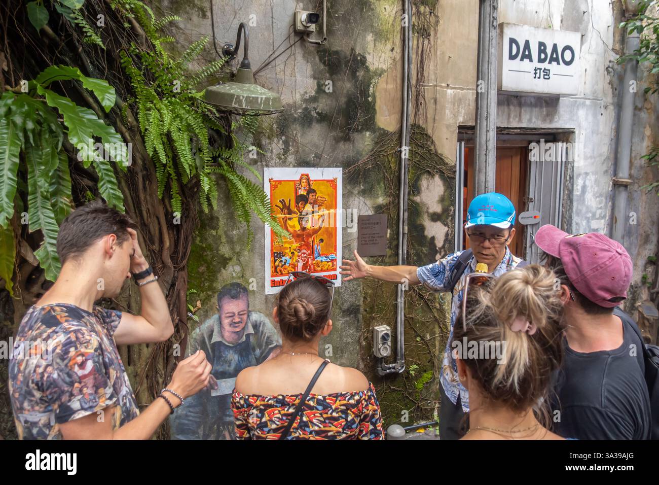 I turisti a Kwai Chai Hong, una via restaurata di negozi pre-bellici nella Chinatown di Kuala Lumpur, Malesia, entrano nel poster di Dragon Bruce Lee Foto Stock