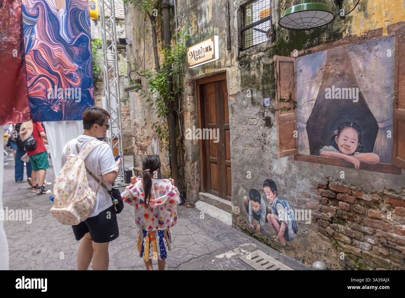 Turisti a Kwai Chai Hong, una via restaurata di negozi pre-bellici nella Chinatown di Kuala Lumpur, Malesia Foto Stock