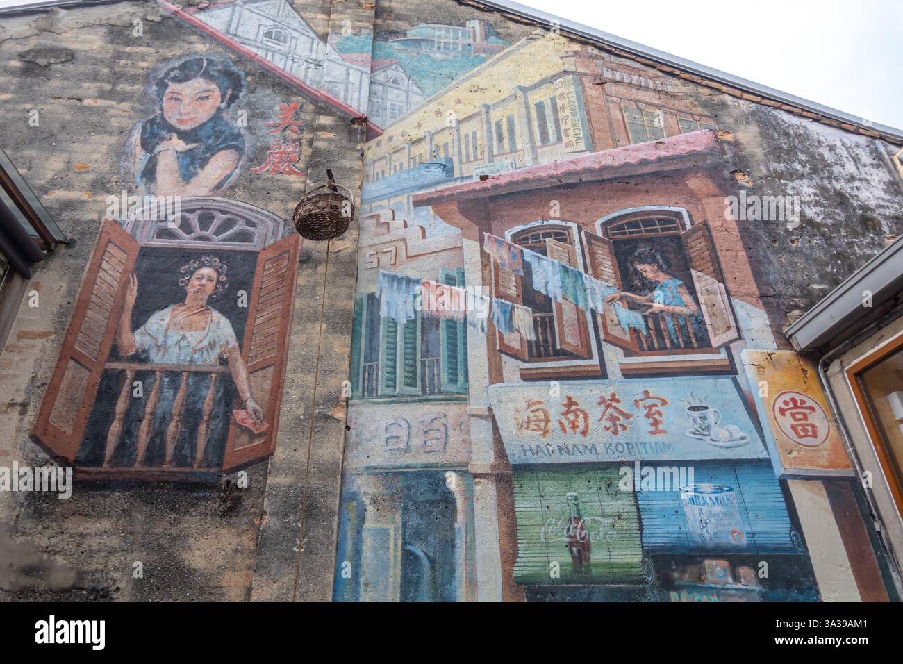 Murale a Kwai Chai Hong, una via restaurata di negozi pre-bellici nella Chinatown di Kuala Lumpur. Il murale raffigura scene della vita quotidiana dei cinesi Foto Stock