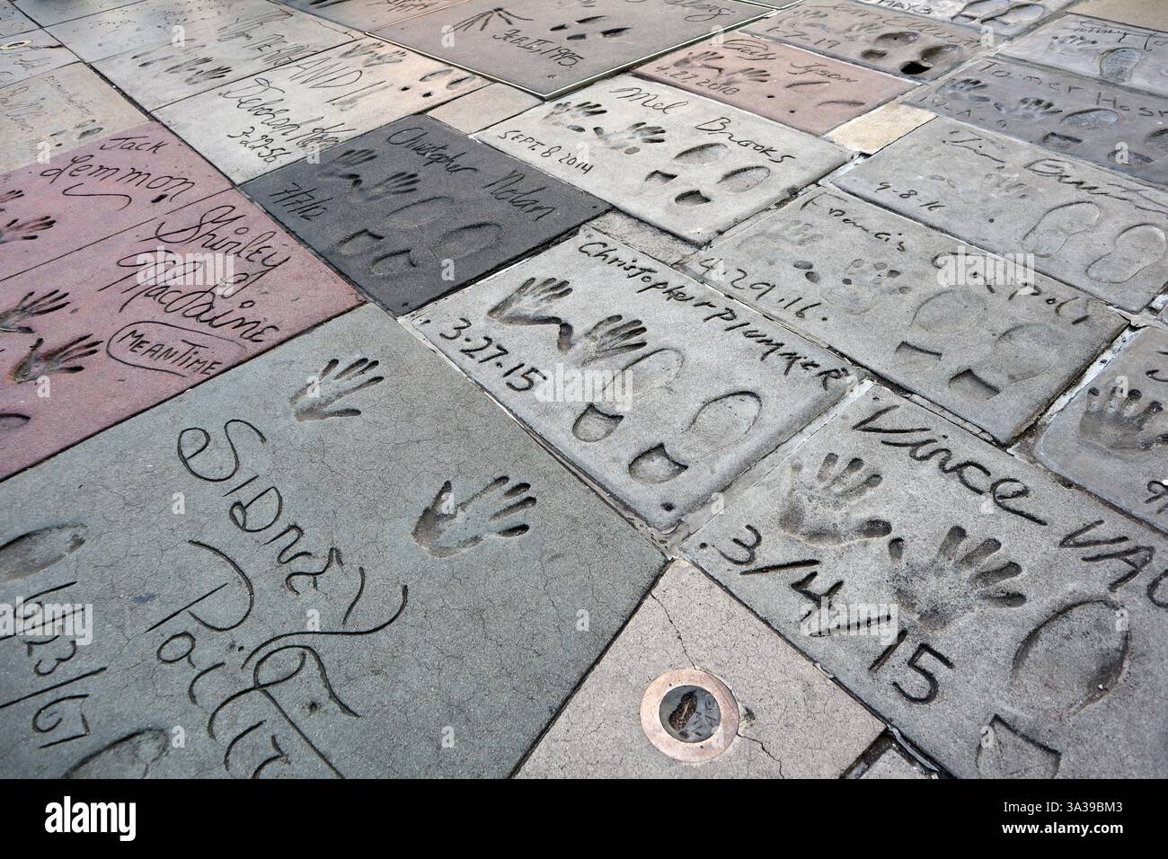 Hollywood, TLC Grauman's Chinese Theatre impronte di mani impronte e firme cementate nel piazzale del teatro Foto Stock