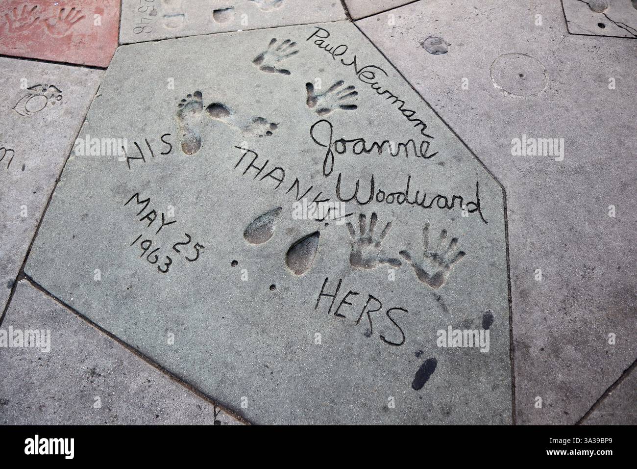 Hollywood, TLC Grauman's Chinese Theatre impronte di mani impronte e firme cementate nel piazzale del teatro Foto Stock