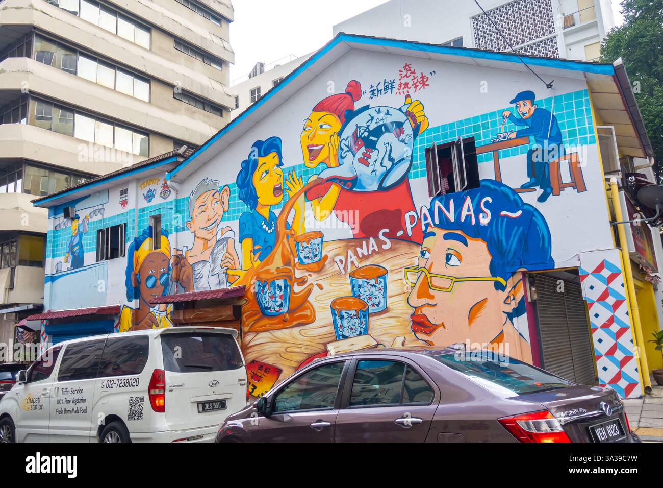 Murale a Kuala Lumpur, Malesia, Street art con le parole "PANAS-PANAS". "Panas" significa "caldo" in malese. Scena del tè cinese Foto Stock