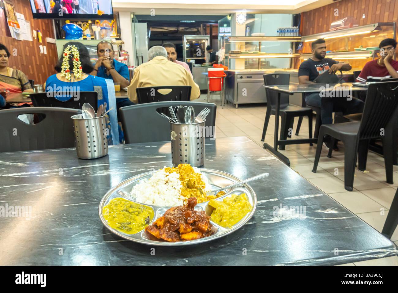 Un piatto di thali indiani o dell'India meridionale o un pranzo Odia Thali., riso, dal, curry, ristorante indiano, Restoran Sri Ganesa, Kuala Lumpur, Malesia, Asia Foto Stock
