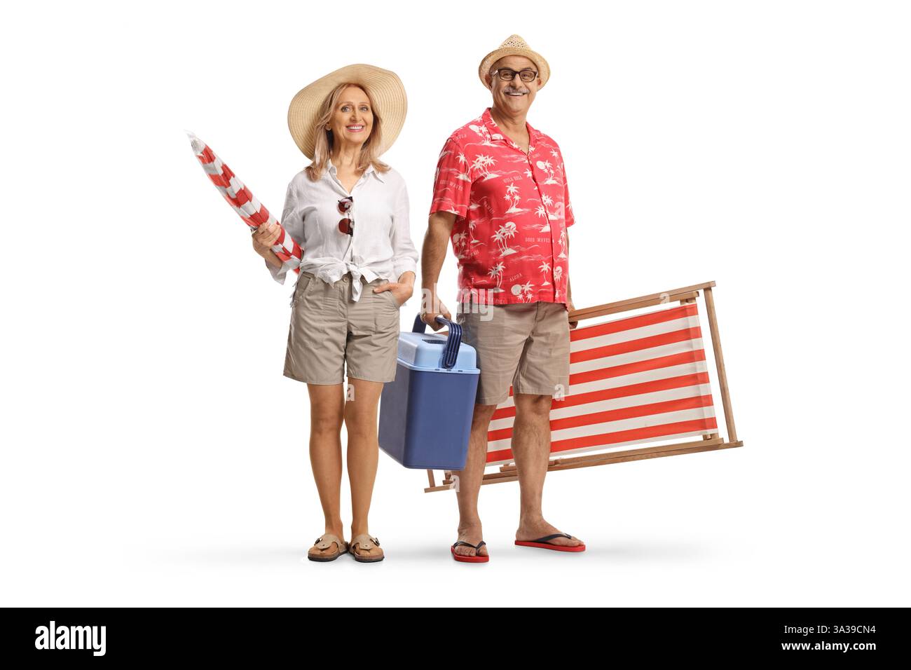 Uomo e donna maturi con una sedia da spiaggia e un mini frigo portatile isolato su sfondo bianco Foto Stock