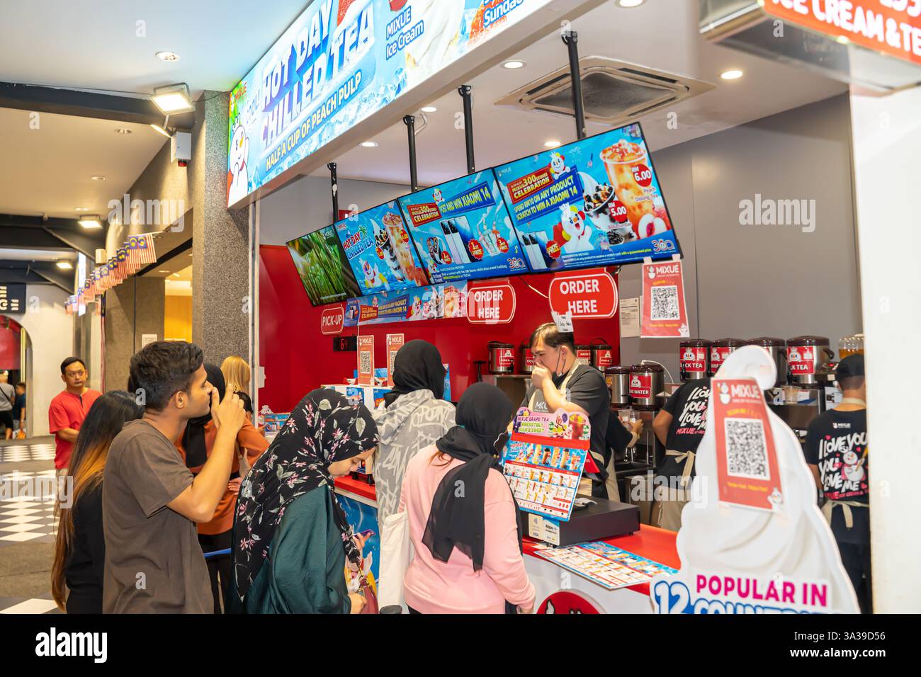 Tè freddo della giornata calda, MIXUEcafè serve bevande fredde a Kuala Lumpur, Malesia Foto Stock
