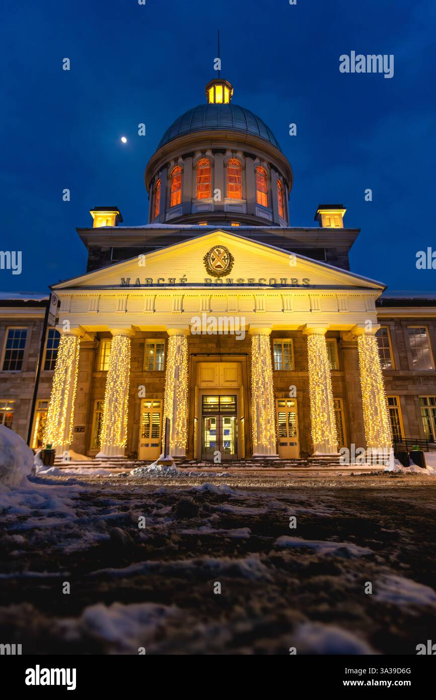 Vista notturna dello storico mercato Bonsecours nella vecchia Montreal, splendidamente illuminato contro il cielo scuro, che mostra la sua architettura iconica. Foto Stock