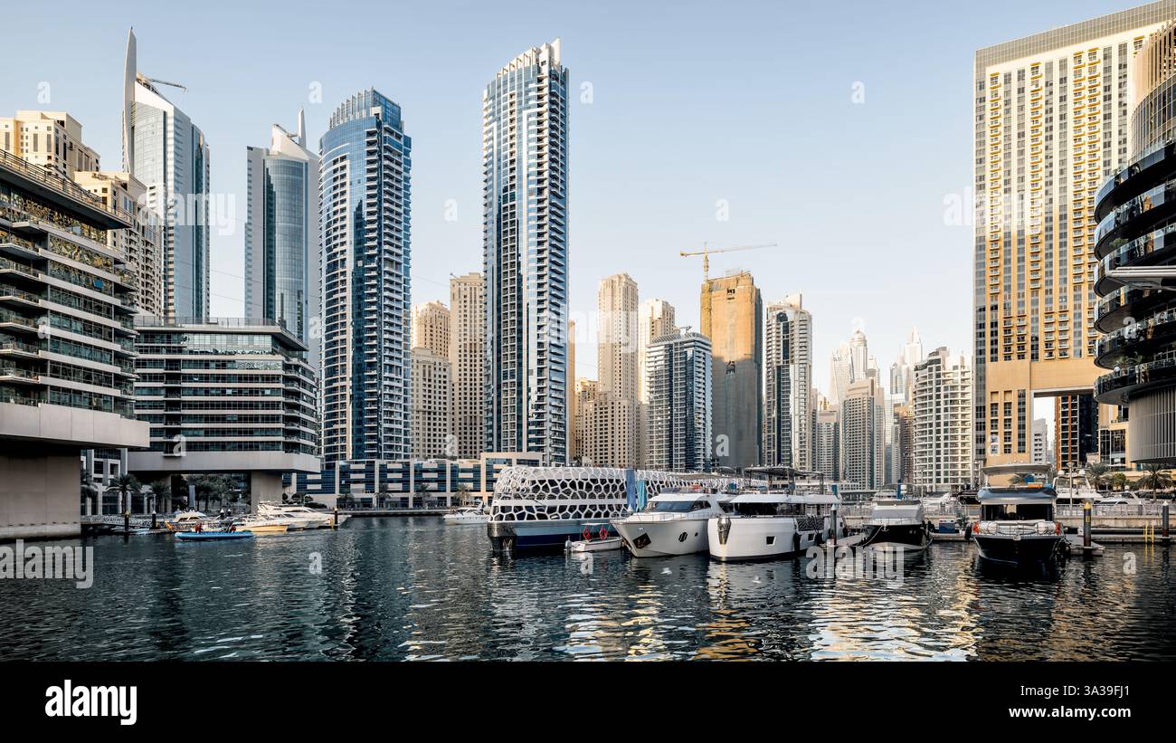 Grattacieli del porticciolo di dubai alla luce della sera Foto Stock