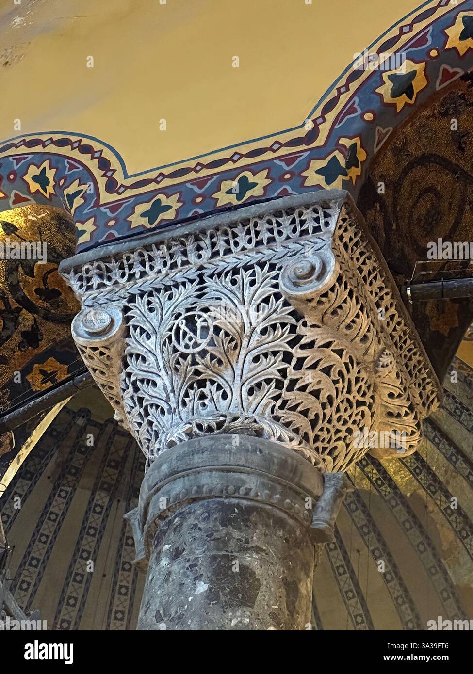 Sculture ornamentali in pietra con motivi floreali dettagliati su una capitale colonna a Hagia Sophia, Istanbul, Turchia Foto Stock