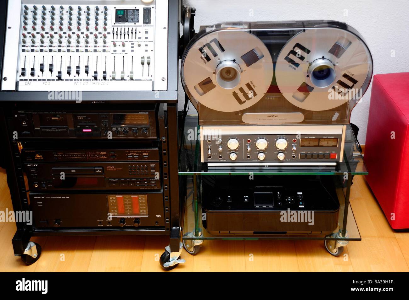 REVOX HI FI TAPE,suono analogico, musica, nastro di registrazione, home studio, copia musicale destra, trasmissione, suono del nastro Foto Stock
