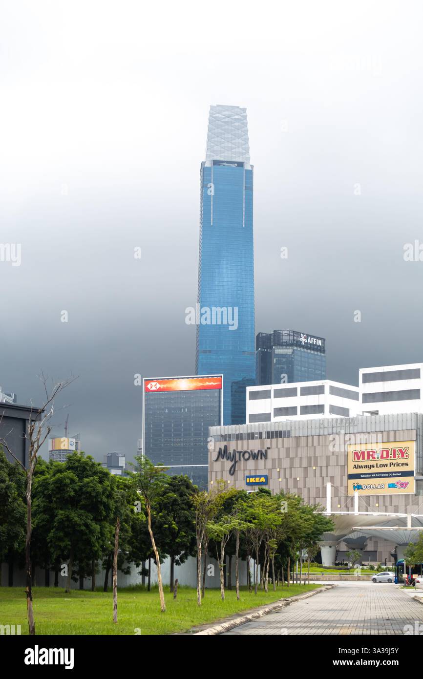 The Exchange 106, o Tun Razak Exchange, un grattacielo a Kuala Lumpur, Malesia. L'immagine mostra anche parte del centro commerciale mytown Cheras Foto Stock