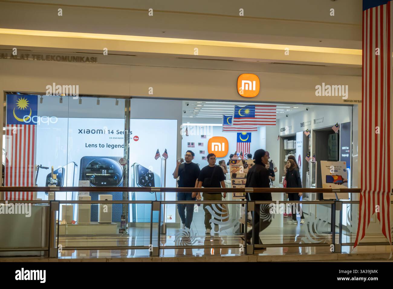 Xiaomi Store, Suria KLCC, un centro commerciale a 6 piani situato nelle Petronas Twin Towers, Kuala Lumpur, Malesia. Centro commerciale, annuncio Xiaomi serie 14 Foto Stock