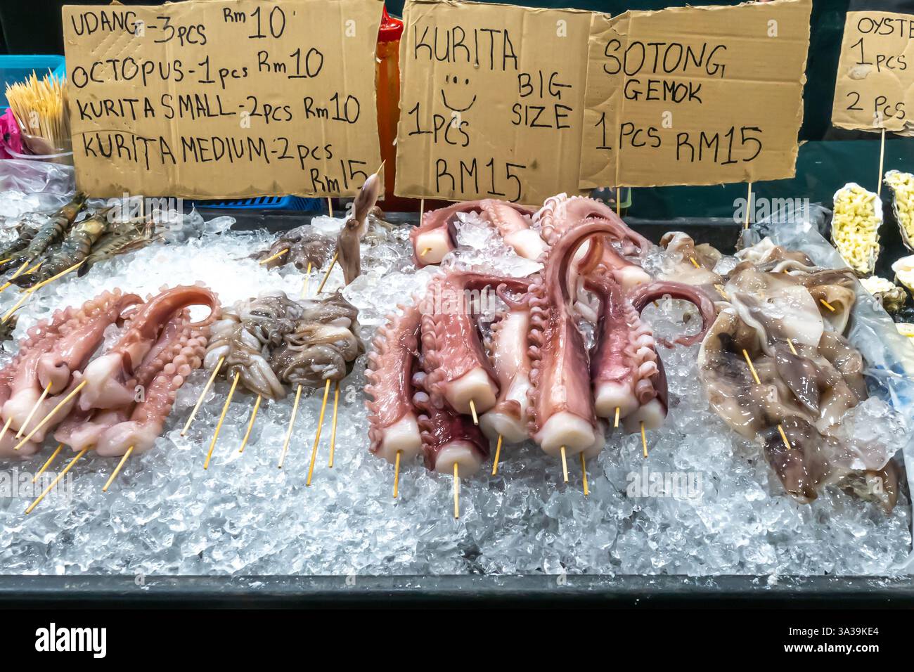 Un'esposizione di pesce fresco su ghiaccio, Octopus: Calamari; mercato notturno Jonker a Malacca, Malaysia, Foto Stock