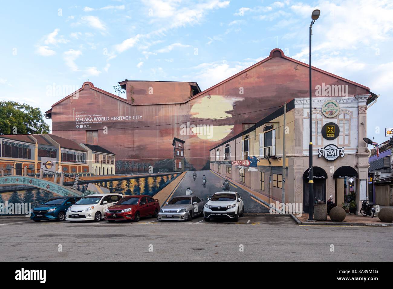 Murale raffigurante Malacca, sito patrimonio dell'umanità dell'UNESCO, strada a Malacca, Malesia, edifici storici e auto parcheggiate. ristorante strait cafe Foto Stock
