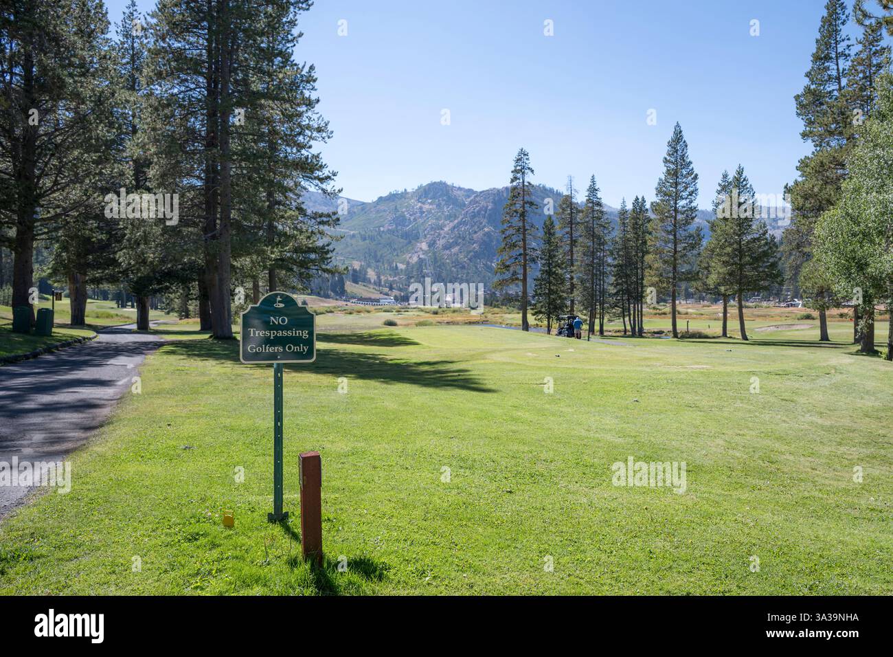 Un tee box su un pittoresco campo da golf di montagna. C'è un cartello che dice "No Trespassing, solo golfisti” Foto Stock