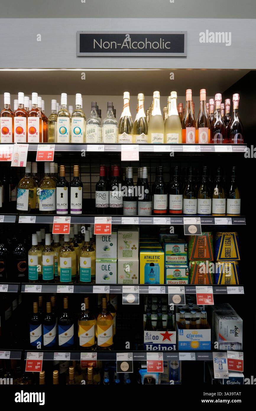 Vino e birra analcolici in vendita in un negozio di alcolici governativo, Vancouver, British Columbia, Canada Foto Stock