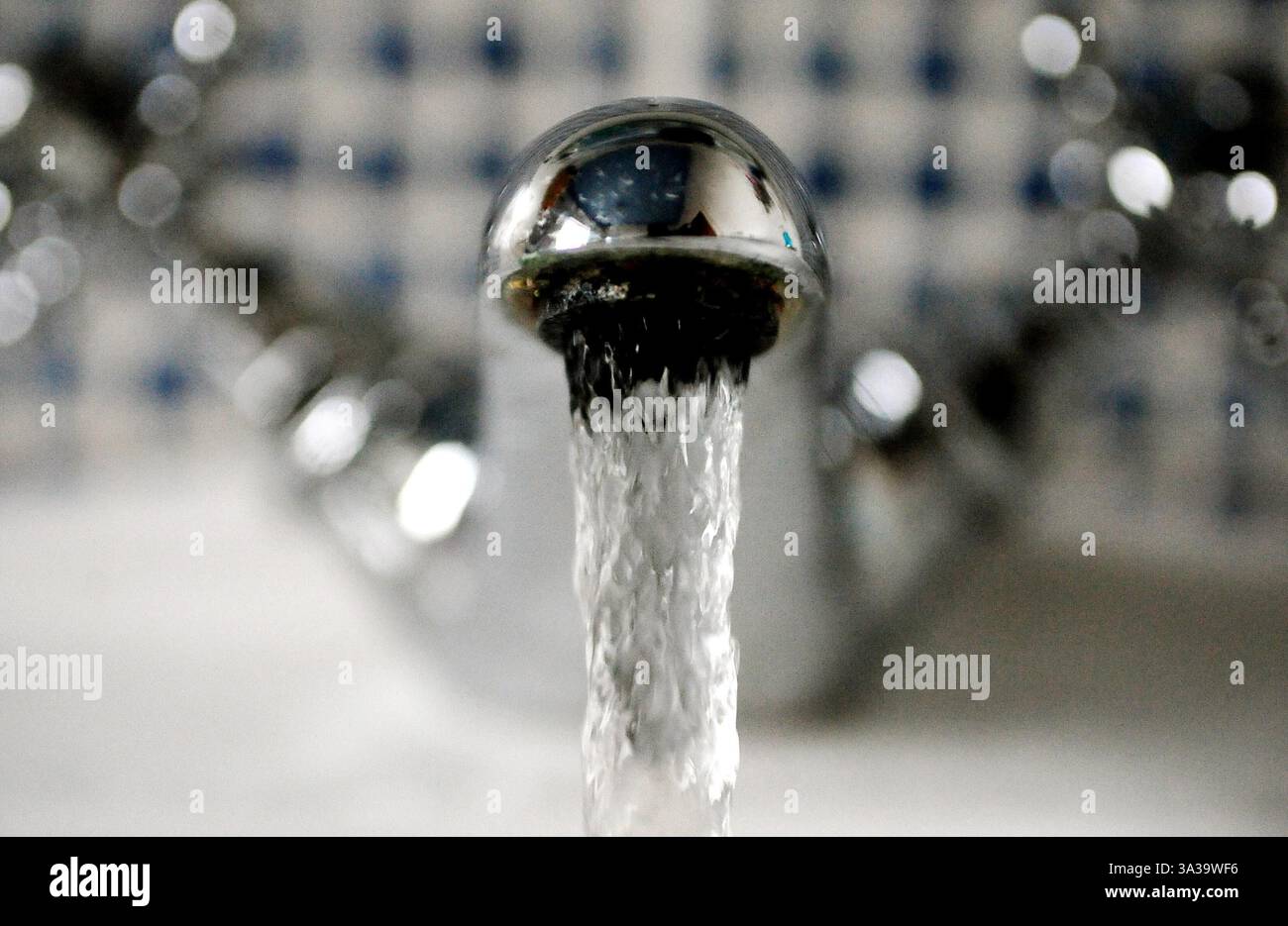 EMBARGO AL 2200 MARTEDÌ 22 OTTOBRE foto del file datata 31/01/12 di un rubinetto d'acqua domestico. Una revisione indipendente dell'industria idrica potrebbe prendere in considerazione l'abolizione del regolatore Ofwat tra le altre misure per riformare il settore, dopo una protesta pubblica sulle bollette, i bonus e l'inquinamento delle acque reflue. Data di pubblicazione: Martedì 22 ottobre 2024. Foto Stock