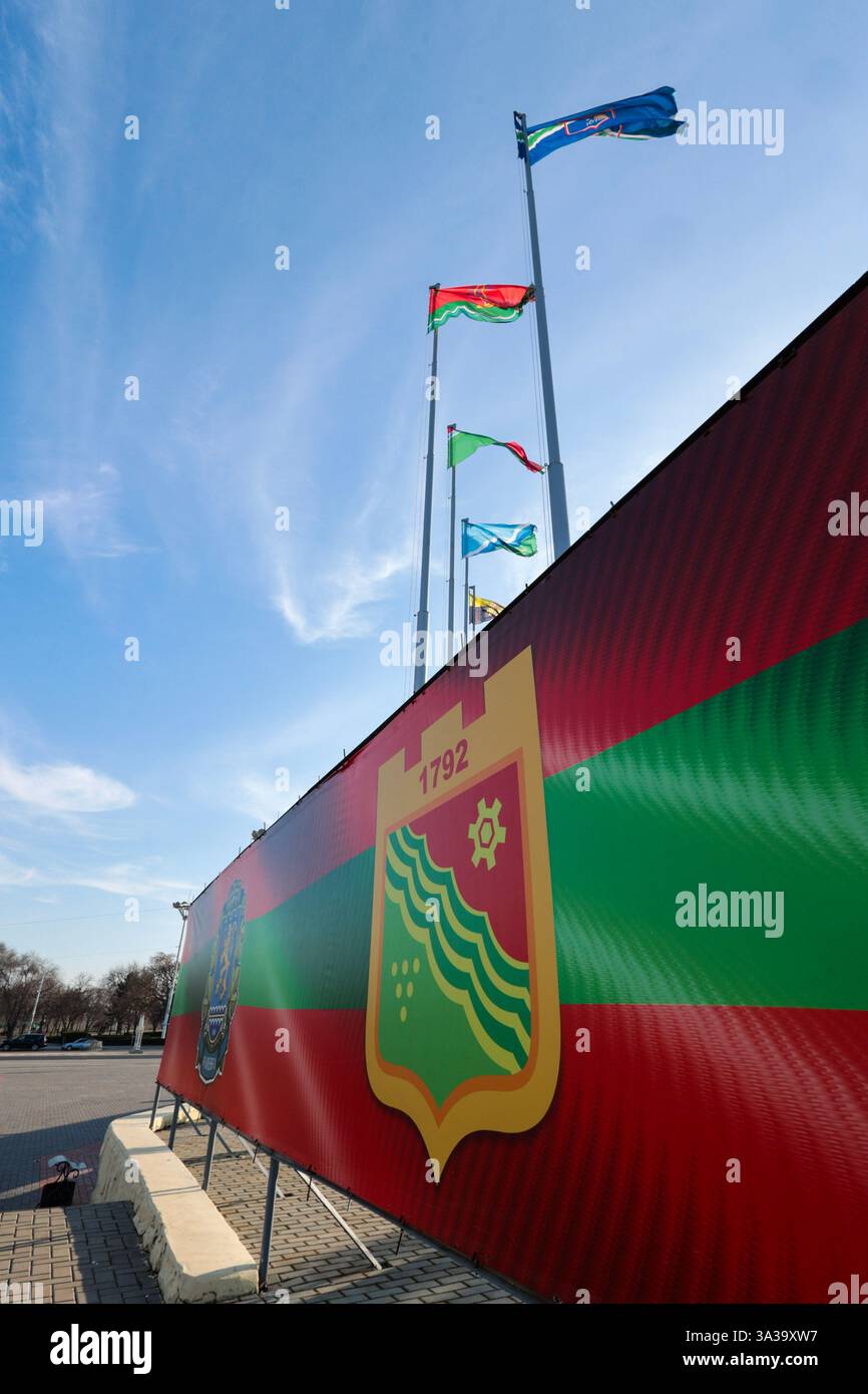 Stemmi delle città della Transnistria e bandiere ondulate nella piazza centrale di Tiraspol, Transnistria Foto Stock