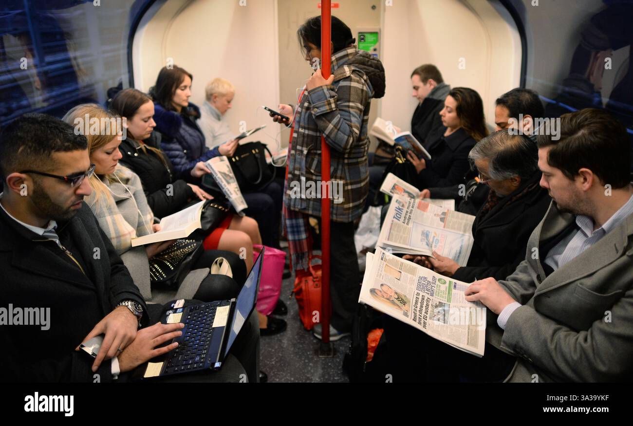 EMBARGO AL 0001 SABATO OTTOBRE 26 file foto datata 26/01/15 dei pendolari sulla Central Line della metropolitana di Londra. Il lavoro notturno è diventato sempre più comune tra alcuni gruppi di lavoratori e sta spingendo alcuni verso condizioni di salute pericolose, secondo una nuova ricerca dell'unione ferroviaria, marittima e dei trasporti (RMT), secondo cui i turni di lavoro notturni influivano sulla salute a lungo termine dei lavoratori del settore ferroviario e esercitavano un'intensa pressione sui rapporti familiari. Data di pubblicazione: Sabato 26 ottobre 2024. Foto Stock