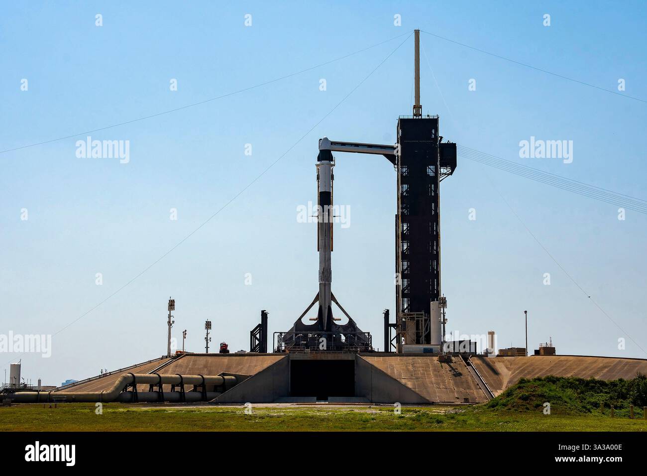 Cape Canaveral, Stati Uniti d'America. 9 marzo 2025. Il razzo Falcon 9 SpaceX con la navicella Crew Dragon durante una prova generale pre-lancio al Launch Complex 39A, del Kennedy Space Center, 9 marzo 2025 a Cape Canaveral, Florida. Il razzo lancerà la missione SpaceX Crew-10 che trasporterà gli astronauti della NASA Anne McClain e Nichole Ayers, insieme all'astronauta JAXA Takuya Onishi e al cosmonauta Roscosmos Kirill Peskov alla stazione spaziale Internazionale. Crediti: SpaceX/NASA/Alamy Live News Foto Stock