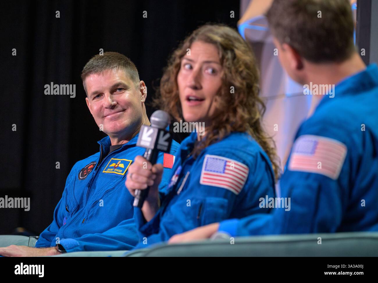 Austin, Stati Uniti. 7 marzo 2025. L'astronauta dell'Agenzia spaziale canadese Jeremy Hansen, a sinistra, guarda verso l'astronauta della NASA Christina Koch, centro, durante una discussione sulla missione Artemis II intorno alla luna prevista per il 2026, durante SXSW, 7 marzo 2025, ad Austin, Texas. Koch lancerà con i compagni di equipaggio gli astronauti della NASA Victor Glover, Reid Wiseman e l'astronauta CSA Jeremy Hansen. Crediti: Bill Ingalls/NASA/Alamy Live News Foto Stock