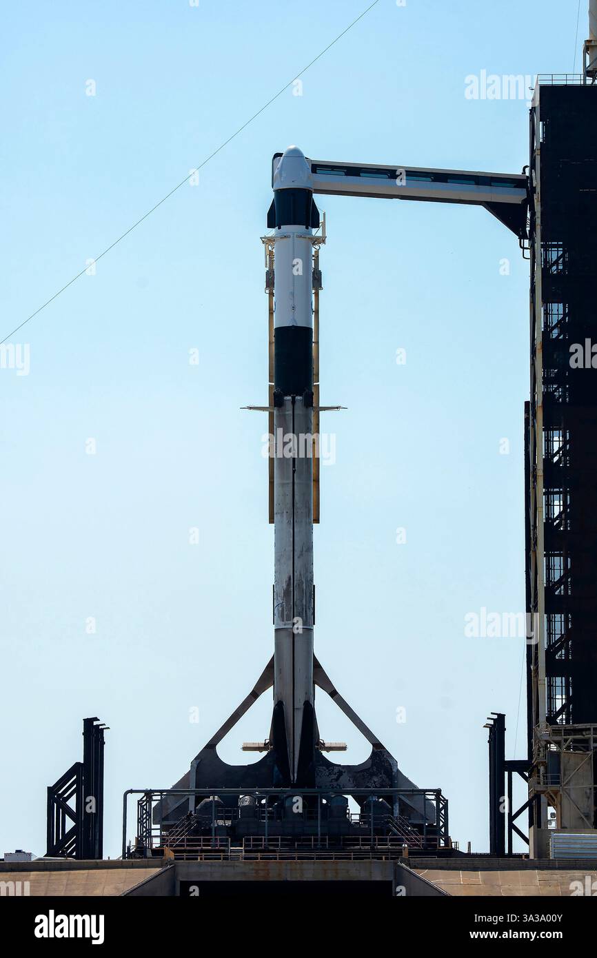 Cape Canaveral, Stati Uniti d'America. 9 marzo 2025. Il razzo Falcon 9 SpaceX con la navicella Crew Dragon durante una prova generale pre-lancio al Launch Complex 39A, del Kennedy Space Center, 9 marzo 2025 a Cape Canaveral, Florida. Il razzo lancerà la missione SpaceX Crew-10 che trasporterà gli astronauti della NASA Anne McClain e Nichole Ayers, insieme all'astronauta JAXA Takuya Onishi e al cosmonauta Roscosmos Kirill Peskov alla stazione spaziale Internazionale. Crediti: SpaceX/NASA/Alamy Live News Foto Stock