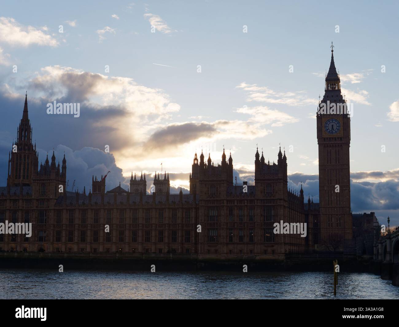 Case del Parlamento sull'altra sponda del Tamigi con spettacolari nuvole e luci serali. Londra, marzo 2025 Foto Stock
