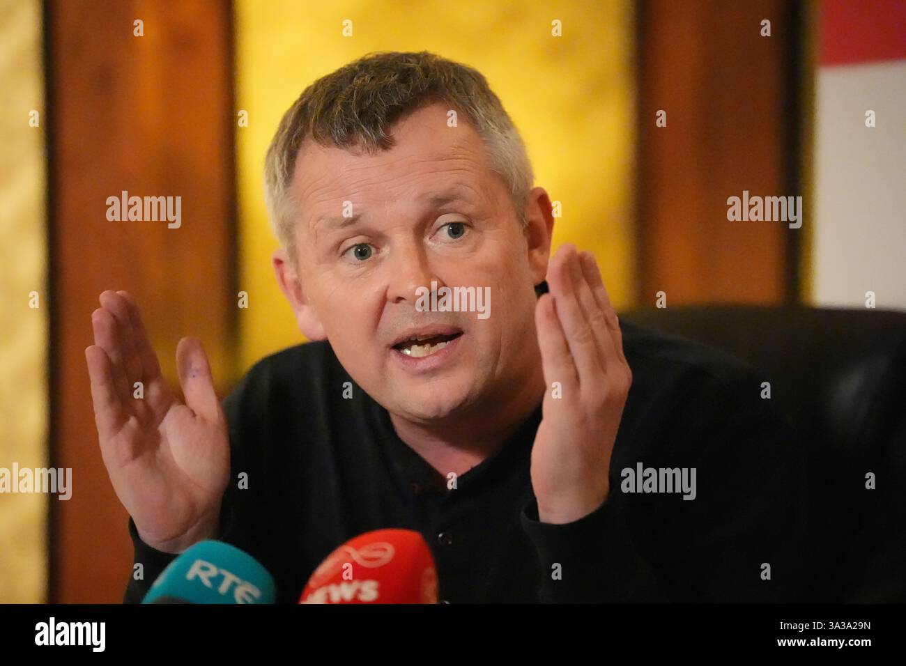 Richard Boyd Barrett durante una conferenza stampa People Before Profit al Buswells Hotel, Dublino, per il lancio della nuova politica della società di costruzioni statale del partito. Data foto: Lunedì 4 novembre 2024. Foto Stock