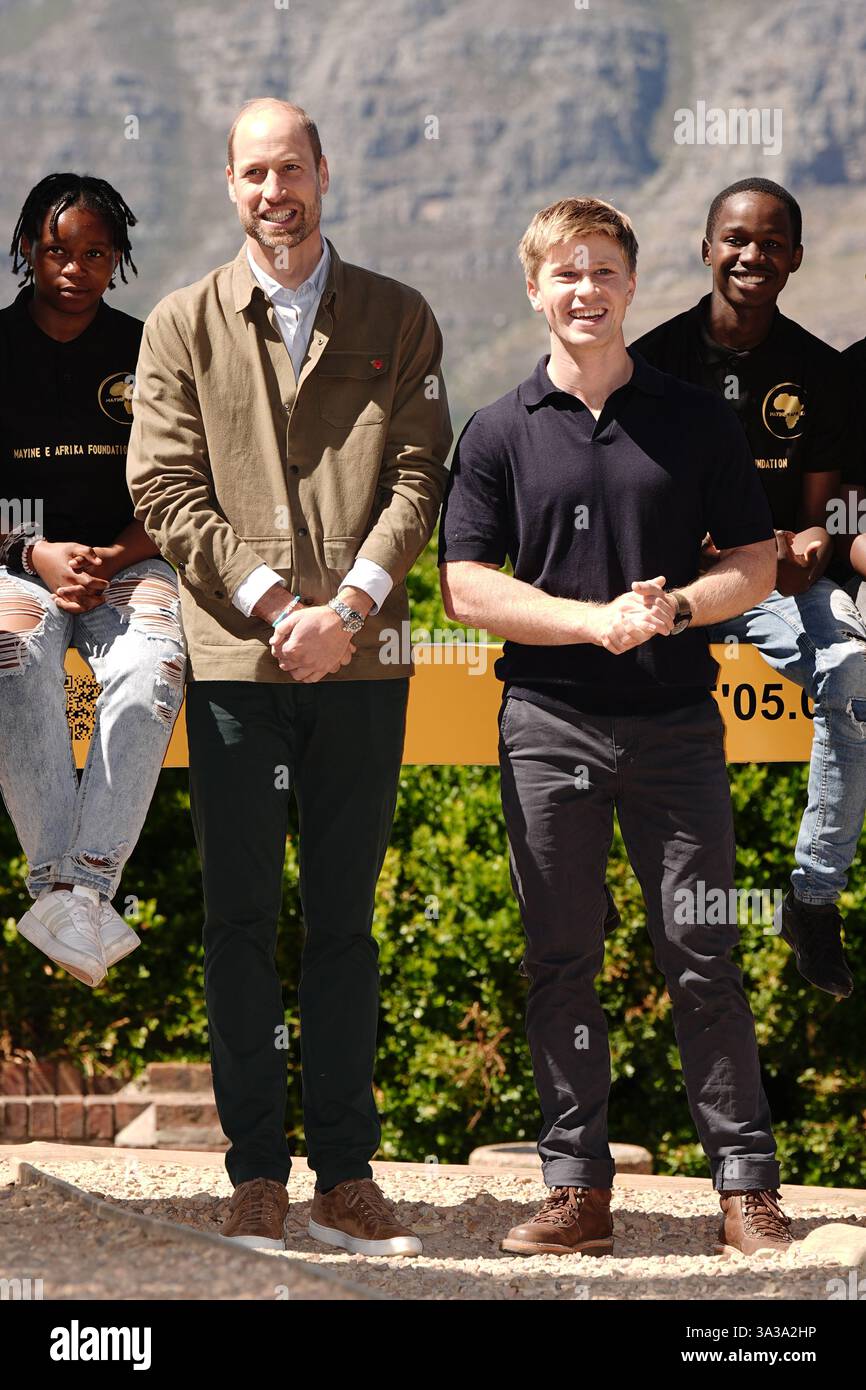 Il Principe di Galles con Robert Irwin, ambasciatore globale del Premio Earthshot, incontra i volontari per la conservazione dei giovani durante una visita a Signal Hill vicino a città del Capo, per discutere l'importanza della biodiversità, il secondo giorno della sua visita in Sud Africa per la quarta cerimonia annuale di premiazione degli Earthshot Prize il 6 novembre. Signal Hill fa parte del più ampio parco nazionale di Table Mountain. Data foto: Martedì 5 novembre 2024. Foto Stock