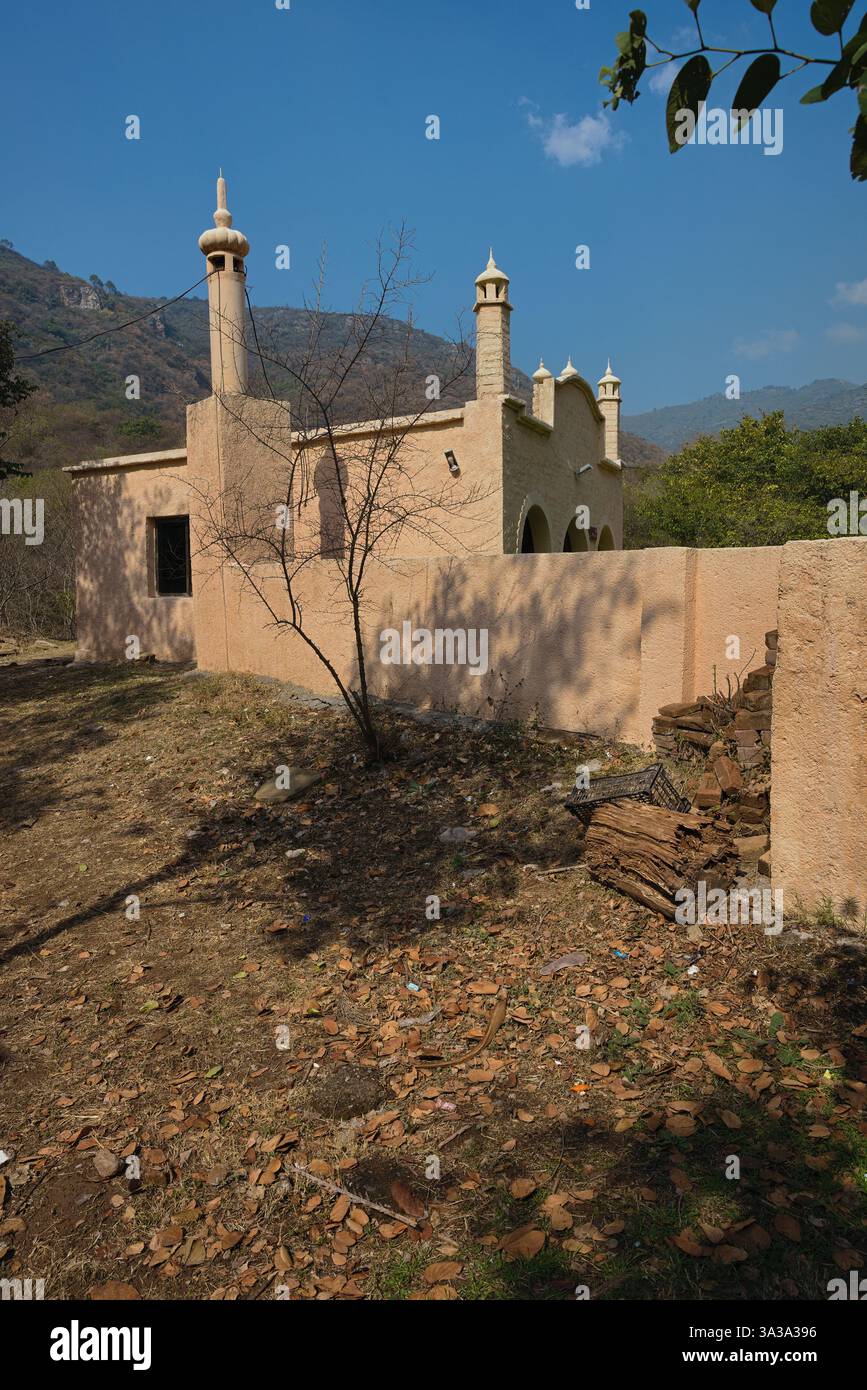 Una moschea locale nel mezzo dell'area forestale all'inizio del sentiero 5 a Margalla Hills, Islamabad Foto Stock