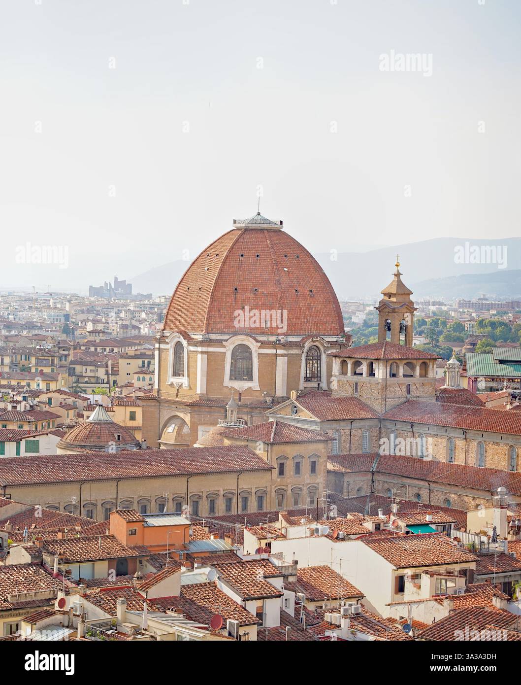 La cupola della storica basilica di san lorenzo a firenze, toscana, italia, vista dal Campanile Giotto (campanile) Foto Stock