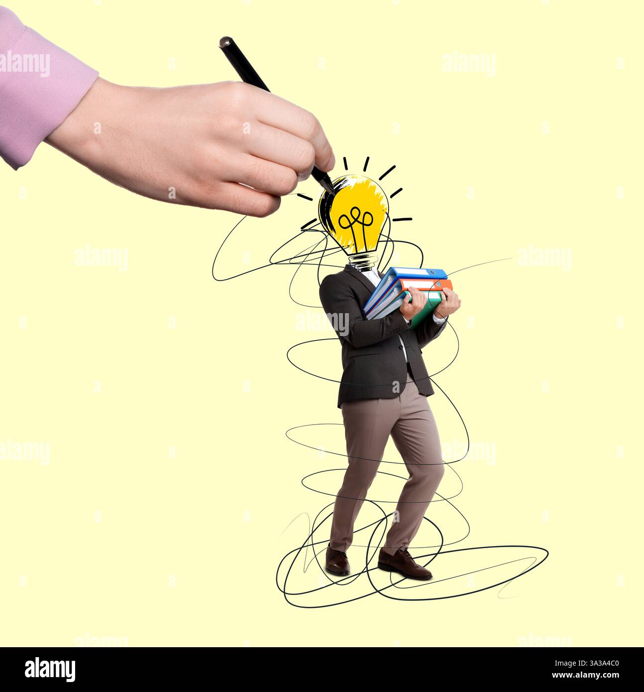 Grafica creativa. Donna che dipinge una lampadina al posto della testa dell'uomo su sfondo giallo. Poster concettuale sull'idea e l'ispirazione Foto Stock