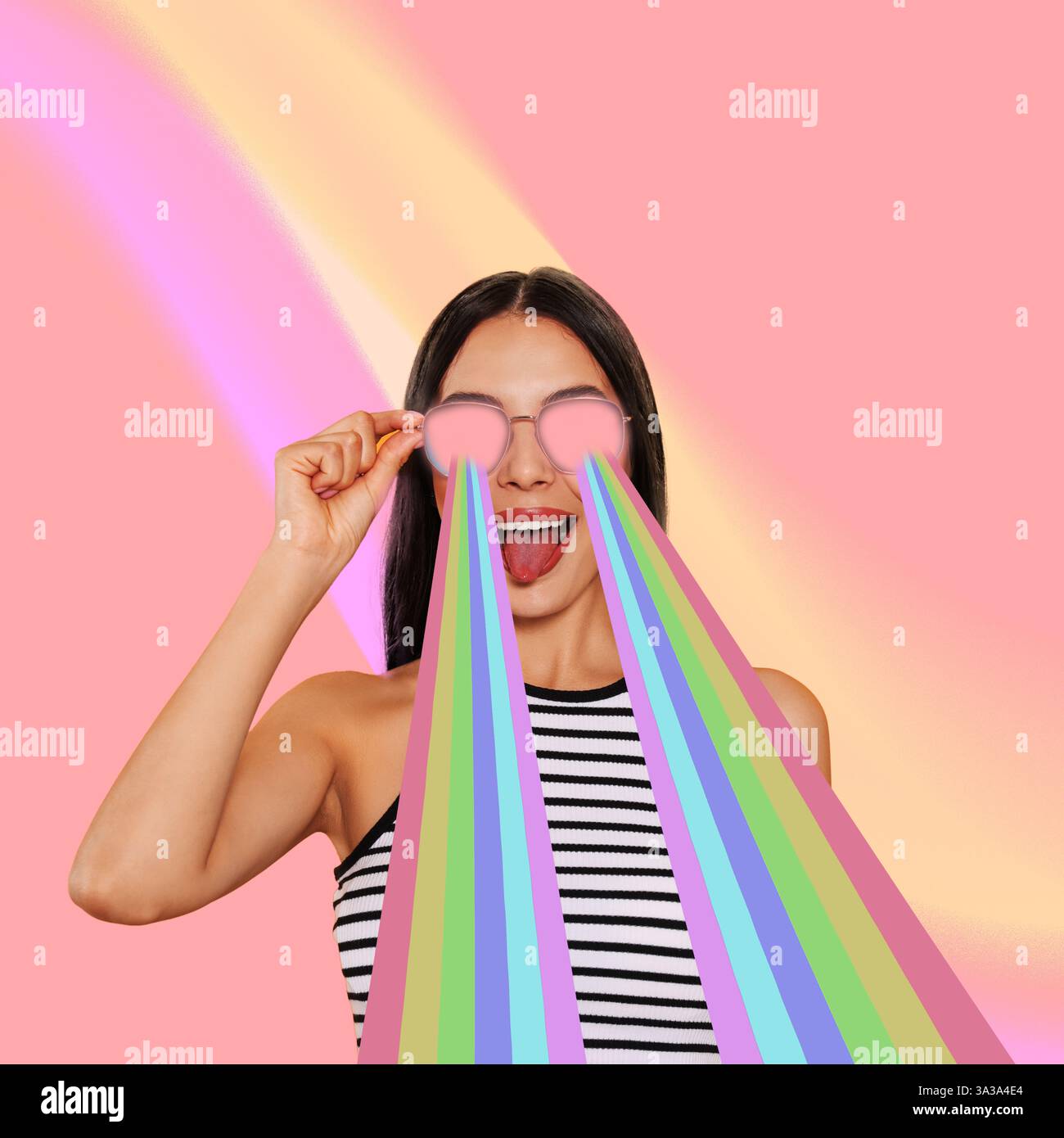 Donna con laser arcobaleno che escono dagli occhiali da sole su sfondo rosa, collage creativo. Poster elegante Foto Stock