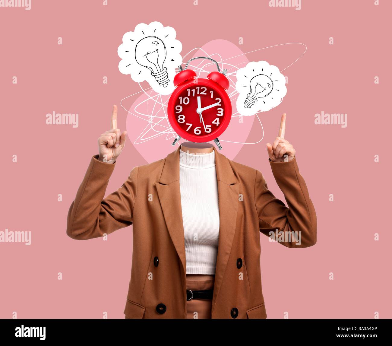 Grafica creativa. Donna con sveglia invece della testa che punta alle immagini delle lampadine su sfondo rosa. Gestione del tempo e concetto di idea Foto Stock