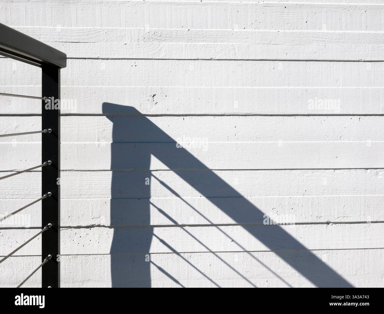 WA26439-00...... WASHINGTON - Ombre delle ringhiere sul muro, sul lungomare di Bremerton. Foto Stock