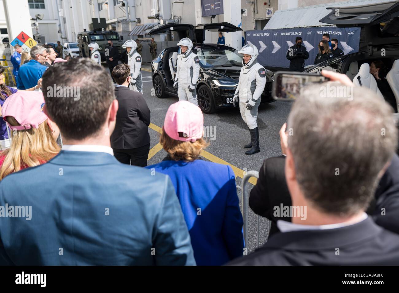 Cape Canaveral, Stati Uniti d'America. 14 marzo 2025. I funzionari della NASA parlano con gli astronauti della SpaceX Crew-10 Nichole Ayers e Anne McClain, giusto, mentre lasciano il Neil Armstrong Operations and Checkout Building for Launch Complex 39A, del Kennedy Space Center, 14 marzo 2025 a Cape Canaveral, Florida. McClain e Ayers si uniscono all'astronauta Roscosmos Kiril Petkov e all'astronauta JAXA Takuya Onishi per il lancio ritardato alla stazione spaziale Internazionale. Crediti: Aubrey Gemignani/NASA/Alamy Live News Foto Stock